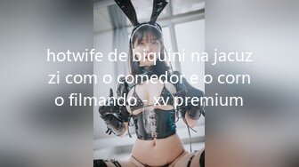 hotwife de biquini na jacuzzi com o comedor e o corno filmando - xv premium